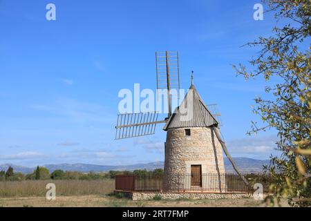 Moulin de Claira, un mulino a vento completamente restaurato situato vicino a Claira, dipartimento Pyrénées-Orientales, Francia meridionale Foto Stock