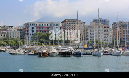 Salerno, Italia - 28 giugno 2014: Ormeggiate barche e yacht al porto di Marina di fronte alla città di Salerno, Italia meridionale. Foto Stock