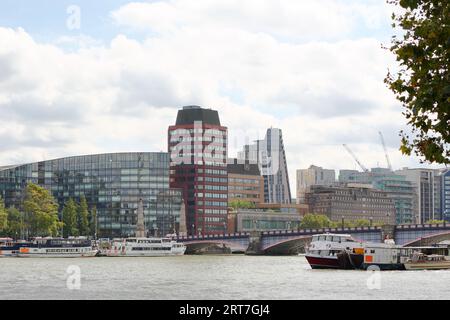 Vista del Tamigi e del ponte Lambeth vista dal Victoria Tower Gardens South, Londra, Regno Unito Foto Stock
