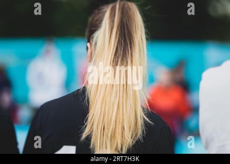 Partita di calcio femminile in strada all'aperto su un prato artificiale di astroerba sintetica, le ragazze giocano a calcio su un campo di campo, le giovani donne partecipano a un calcio Foto Stock