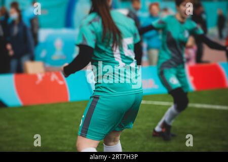 Partita di calcio femminile in strada all'aperto su un prato artificiale di astroerba sintetica, le ragazze giocano a calcio su un campo di campo, le giovani donne partecipano a un calcio Foto Stock