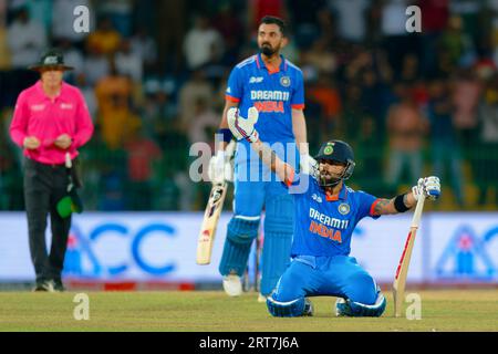 Colombo, Sri Lanka. 11 settembre 2023. L'India Virat Kohli (R) chiede un drink durante la partita internazionale di cricket di un giorno (ODI) Super Four dell'Asia Cup 2023 tra India e Pakistan al Premadasa Stadium di Colombo l'11 settembre 2023. Viraj Kothalwala/Alamy Live News Foto Stock