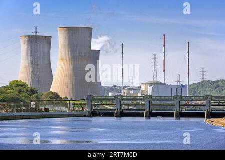 Torri di raffreddamento di Tihange Centrale Nucleare lungo il fiume Meuse a Huy / Hoei, Liege / Luik, Belgio Foto Stock