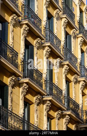 Decorazioni in stile Liberty su un edificio modernista, ora Hostal la Macarena, a Cava de San Miguel, Madrid, Spagna. Foto Stock