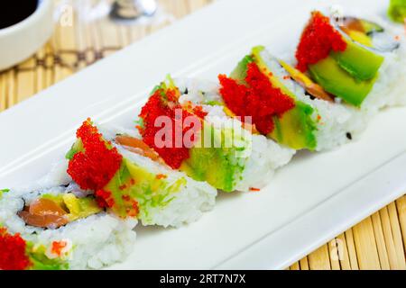 Set sushi, uramaki e sushi panini piccanti. Cibo tradizionale giapponese Foto Stock