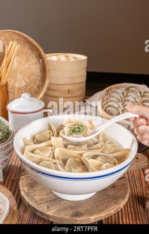 Gnocchi di carne in salsa piccante，zuppa di Wonton Foto Stock