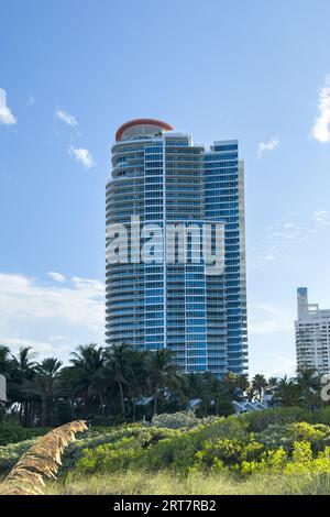 Miami, Florida - 25 agosto 2023: Continuum on South Beach, grattacielo residenziale a Miami Beach, Florida. Foto Stock