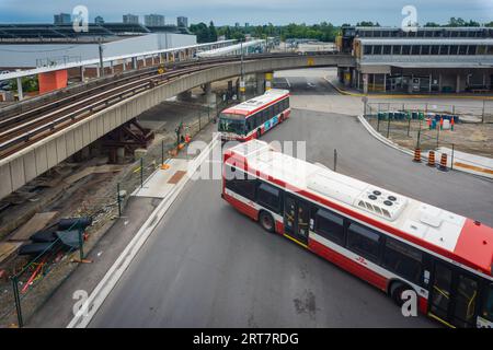 Scarborough, Ontario, Canada, 15 giugno 2022 - gli autobus TTC entrano nella stazione ferroviaria Kennedy per scendere e prelevare i pendolari Foto Stock