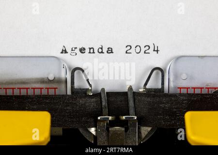 Agenda 2024 scritta su una vecchia macchina da scrivere Foto Stock