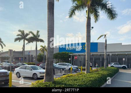 Miami, Florida - 25 agosto 2023: Esterno di un supermercato Walmart a Miami, Florida, Stati Uniti. Foto Stock