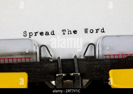 Diffondi la parola scritta su una vecchia macchina da scrivere, Gossip Concept Foto Stock