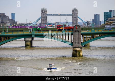 LONDRA - 24 aprile 2023: Esplora i monumenti più rappresentativi di Londra da un autobus scoperto a due piani rosso che attraversa il Southwark Bridge. Foto Stock