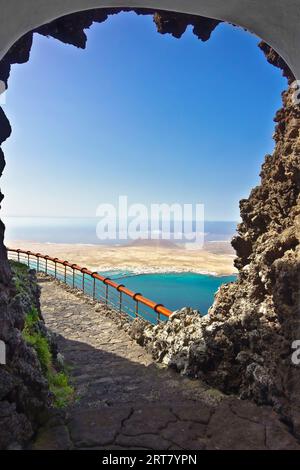 Nazaret, Lanzarote, Isole Canarie, Spagna - 25 marzo 2023: Vista dell'isola la Graciosa dal Mirador del Rio, progettato dall'architetto Cesar Manrique. Foto Stock