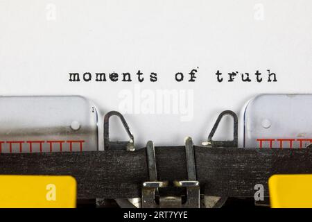 Momenti di verità - scritto su una vecchia macchina da scrivere Foto Stock