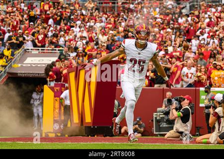 Landover, MD, USA. 10 settembre 2023. Il cornerback dei Washington Commanders Benjamin St-Juste (25) fu introdotto durante la partita NFL tra gli Arizona Cardinals e i Washington Commanders a Landover, MD. Reggie Hildred/CSM/Alamy Live News Foto Stock