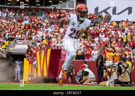 Landover, MD, USA. 10 settembre 2023. Il cornerback dei Washington Commanders Kendall Fuller (29) fu introdotto durante la partita NFL tra gli Arizona Cardinals e i Washington Commanders a Landover, MD. Reggie Hildred/CSM/Alamy Live News Foto Stock