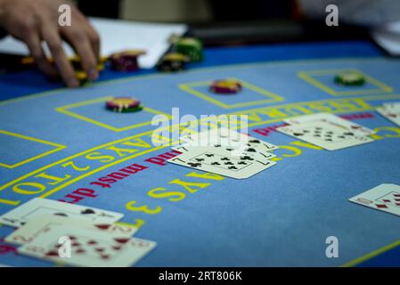 Croupier del casinò alla lezione di allenamento, che spacciano black jack Foto Stock