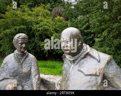 Una statua in bronzo di Sir Winston Churchill e di sua moglie Clementine. Chartwell nel Kent, Inghilterra Foto Stock