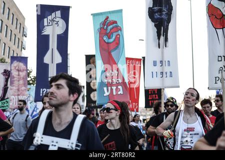 Gerusalemme, Israele. 11 settembre 2023. Gli israeliani protestano al di fuori della Corte Suprema di Gerusalemme, contro il piano del governo del primo ministro israeliano Benjamin Netanyahu di rivedere il sistema giudiziario. Crediti: Ilia Yefimovich/dpa/Alamy Live News Foto Stock