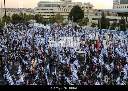 Gerusalemme, Israele. 11 settembre 2023. Gli israeliani protestano al di fuori della Corte Suprema di Gerusalemme, contro il piano del governo del primo ministro israeliano Benjamin Netanyahu di rivedere il sistema giudiziario. Crediti: Ilia Yefimovich/dpa/Alamy Live News Foto Stock