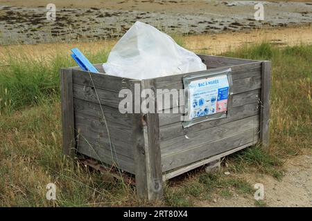 Cestino per la raccolta di rifiuti marini vicino a Plage du Dael, Arzon, Morbihan, Bretagna, Francia Foto Stock