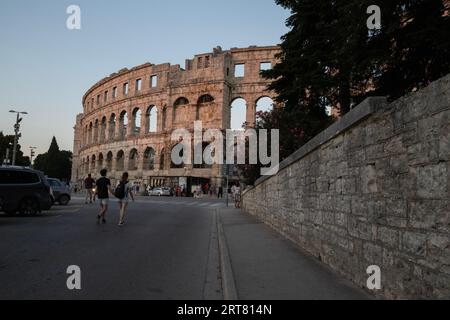 Pola Arena, Anfiteatro di Pola, il suggestivo anfiteatro romano storico di Pola, Croazia, che ospita combattimenti tra i gladiatori durante la stagione turistica. Foto Stock