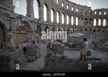 Pola Arena, Anfiteatro di Pola, il suggestivo anfiteatro romano storico di Pola, Croazia, che ospita combattimenti tra i gladiatori durante la stagione turistica. Foto Stock