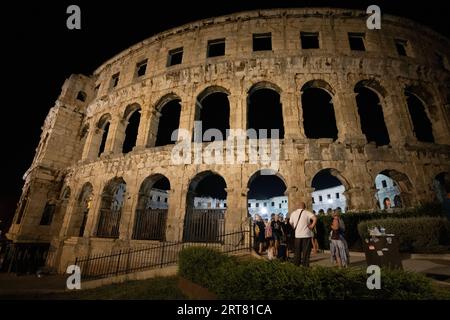 Pola Arena, Anfiteatro di Pola, il suggestivo anfiteatro romano storico di Pola, Croazia, che ospita combattimenti tra i gladiatori durante la stagione turistica. Foto Stock