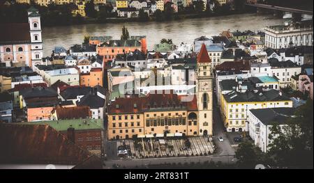 Una splendida vista del vivace e colorato paesaggio urbano di Passau dal veste Oberhaus Foto Stock