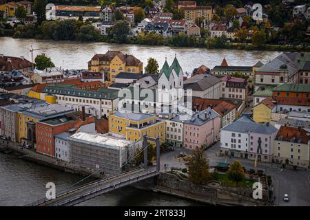 Una splendida vista del vivace e colorato paesaggio urbano di Passau dal veste Oberhaus Foto Stock