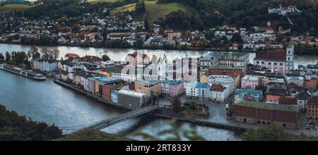 Una splendida vista del vivace e colorato paesaggio urbano di Passau dal veste Oberhaus Foto Stock