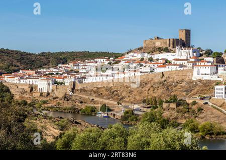 Città vecchia di Mertola con castello e Rio Guadiana, Alentejo, Portogallo, città vecchia di Mertola con castello e fiume Guadiana, Alentejo, Portogallo Foto Stock