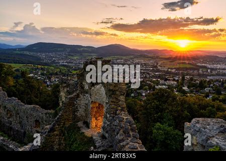 Ammira le rovine Dorneck di Dornach, Aesch, Arlesheim e Pfeffingen. Le rovine appartengono al comune di Dornach SO Foto Stock