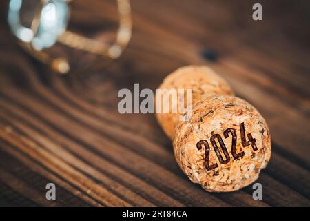 Anno 2024, scritto su un tappo di champagne, felice anno nuovo, il concetto di celebrare il nuovo anno Foto Stock