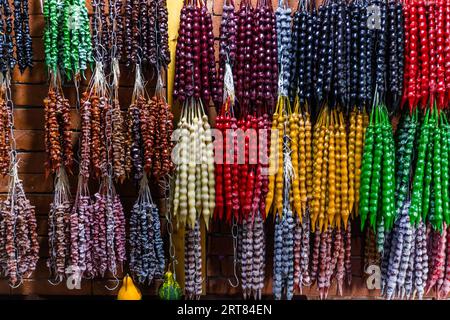 Churchkhela (georgiano: ჩურჩხელა) in vari colori in un mercato di Tbilisi, Georgia. Questo dolce tradizionale è costituito da noci o nocciole appese su un filo, che viene imbevuto più volte in succo d'uva bollito (pelamushi) e poi essiccato; questo processo gli conferisce la forma a goccia. Kote Abkhazi Street, Kala, Ortachala, distretto di Krtsanisi, Tbilisi, 0108, Georgia Foto Stock