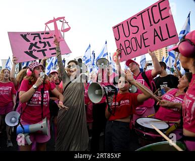 Gerusalemme, Israele. 11 settembre 2023. I manifestanti anti della riforma antigiudiziaria si riuniscono davanti alla Corte Suprema di Gerusalemme lunedì 11 settembre 2023, un giorno prima che l'alta Corte sia pronta ad ascoltare un caso di riferimento sulla legge che limita lo standard di ragionevolezza. Foto di Debbie Hill/ Credit: UPI/Alamy Live News Foto Stock