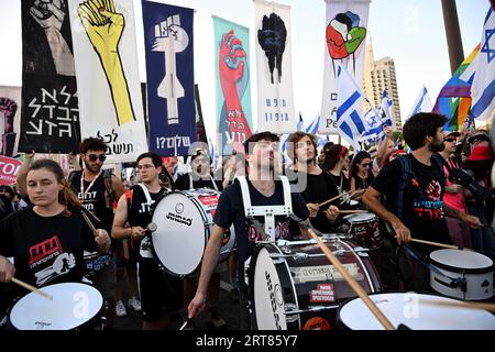 Gerusalemme, Israele. 11 settembre 2023. I manifestanti anti della riforma antigiudiziaria si riuniscono davanti alla Corte Suprema di Gerusalemme lunedì 11 settembre 2023, un giorno prima che l'alta Corte sia pronta ad ascoltare un caso di riferimento sulla legge che limita lo standard di ragionevolezza. Foto di Debbie Hill/ Credit: UPI/Alamy Live News Foto Stock