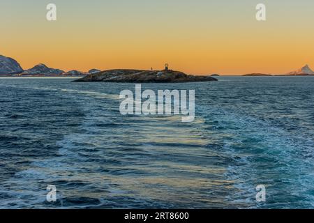 Passando per il Globe del Circolo polare Nord sull'isola norvegese Vikingen con nave da crociera in prima mattina Foto Stock