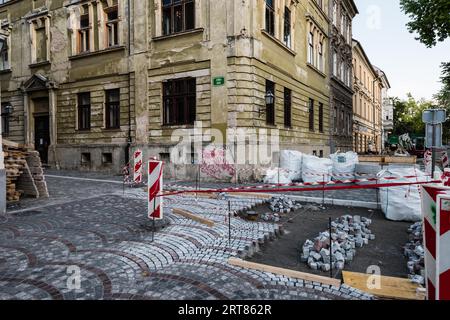 Cantiere in zona pedonale della città vecchia, rinnovando il pavimento acciottolato Foto Stock