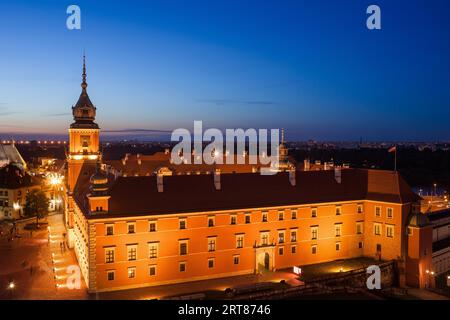 Polonia - Varsavia, Città Vecchia, Castello Reale illuminata di notte, storico punto di riferimento della città Foto Stock