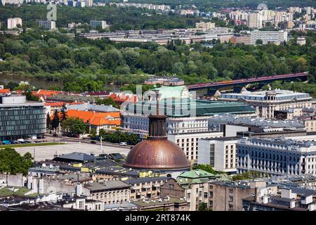 Polonia - Varsavia, città capitale, Srodmiescie district, a cupola di Santa Trinità Chiesa evangelica in mezzo Foto Stock