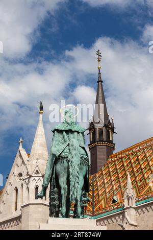 Ungheria, Budapest, Re Santo Stefano (1906) monumento e la chiesa di San Mattia a losanga tegole del tetto e le guglie Foto Stock