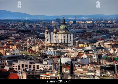 Budapest, la città capitale di Ungheria cityscape con la Basilica di Santo Stefano e la ruota panoramica Ferris Foto Stock