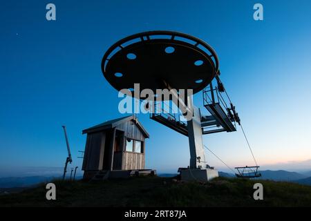 Un solitario impianto di risalita e un edificio sotto un cielo stellato estivo sul Monte Buller, nell'alta campagna vittoriana, Australia Foto Stock