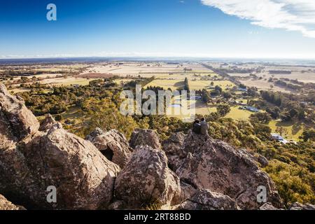 Il popolare attrazione turistica di Hanging Rock. Un gruppo di origine vulcanica delle rocce sulla cima di una collina in Macedon ranges, Victoria, Australia Foto Stock