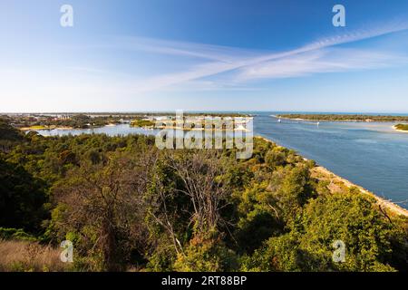 La popolare cittadina costiera di Lakes Entrance in una chiara mattinata autunnale a Victoria, Australia Foto Stock