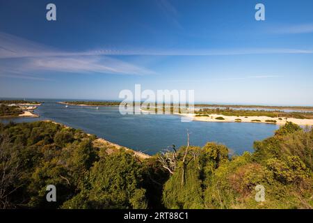 La popolare cittadina costiera di Lakes Entrance in una chiara mattinata autunnale a Victoria, Australia Foto Stock