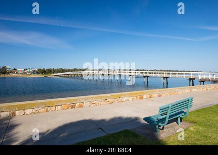 La popolare cittadina costiera di Lakes Entrance in una chiara mattinata autunnale a Victoria, Australia Foto Stock