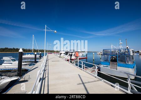 INGRESSO AI LAGHI, AUSTRALIA, 17 aprile 2017: La popolare città costiera di Lakes Entrance in una chiara mattinata autunnale a Victoria, Australia Foto Stock