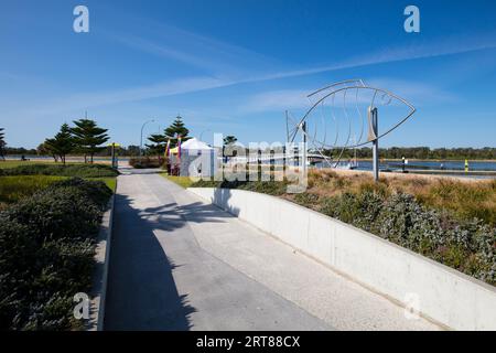 La popolare cittadina costiera di Lakes Entrance in una chiara mattinata autunnale a Victoria, Australia Foto Stock